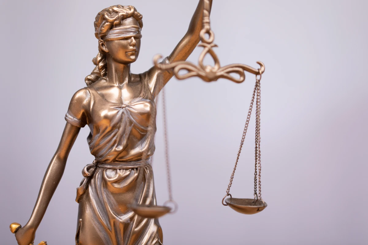 Le droit au travail et l'équité salariale : vers une justice sociale renforcée
