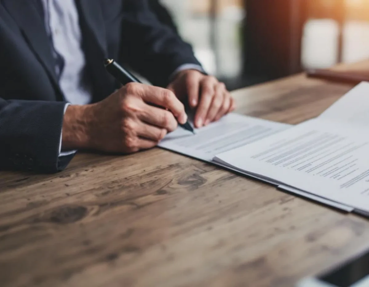 Contrats Commerciaux: Clauses Clés à Connaître Absolument